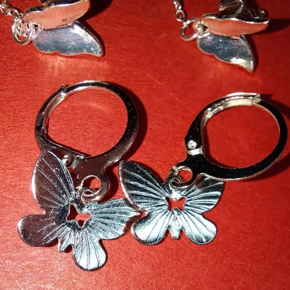 5 pairs of silver tone butterfly pierced earrings - Picture 8 of 14